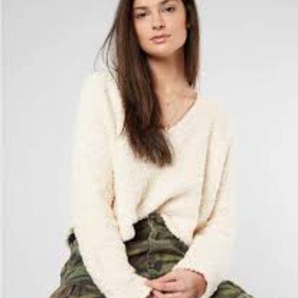 Free People Popcorn Cotton Cream Fuzzy V-Neck Cropped Women's M Warm Sweater - Picture 1 of 9